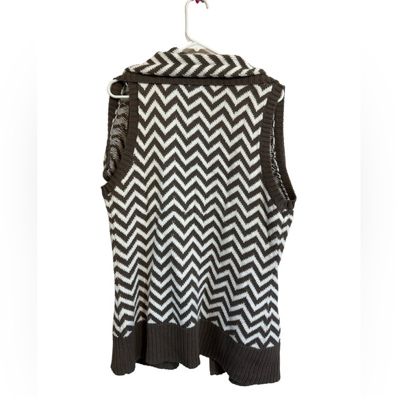 Chico's Dark Taupe Cream Chevron Open Knit Cardigan Sweater Vest Size 2 - Picture 3 of 5